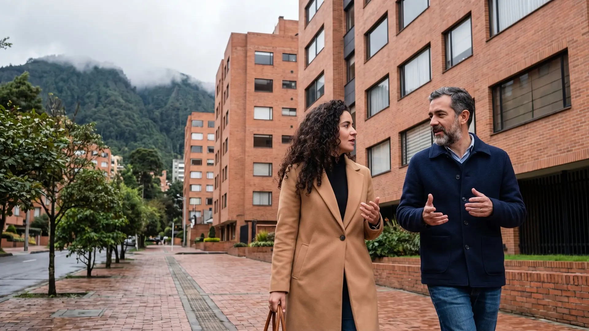 Profesionales conversando en Bogotá