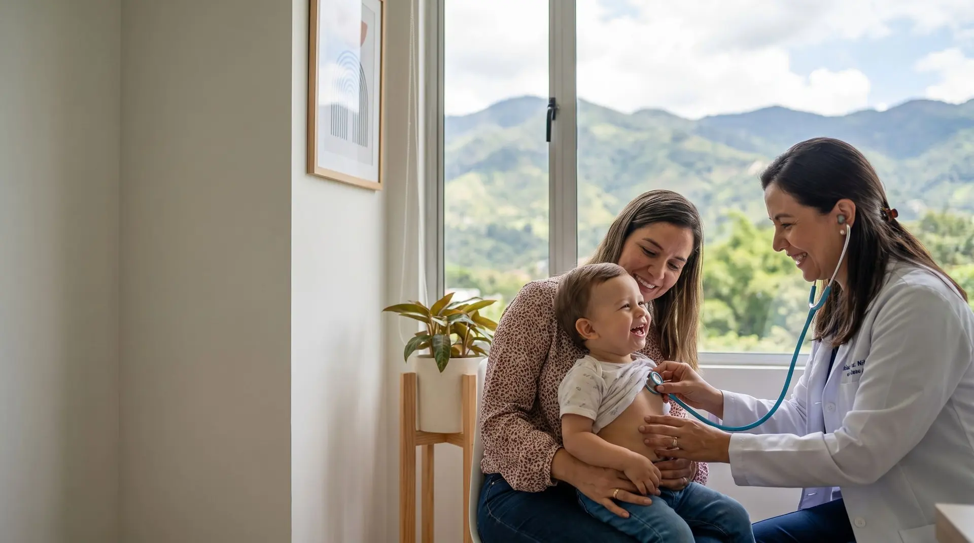 Especialista en pediatría atendiendo a un paciente en su consultorio