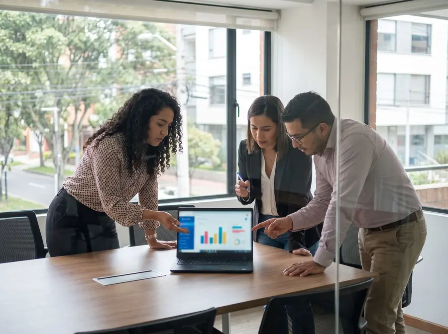 Equipo administrativo de una clínica comparando las citas de cada sede en un tablero
