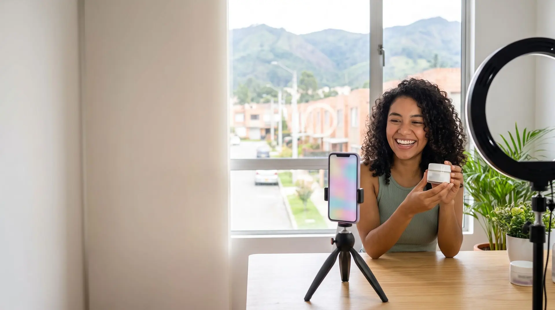 Creadora de contenido grabando un producto con su celular en un estudio en Bogotá