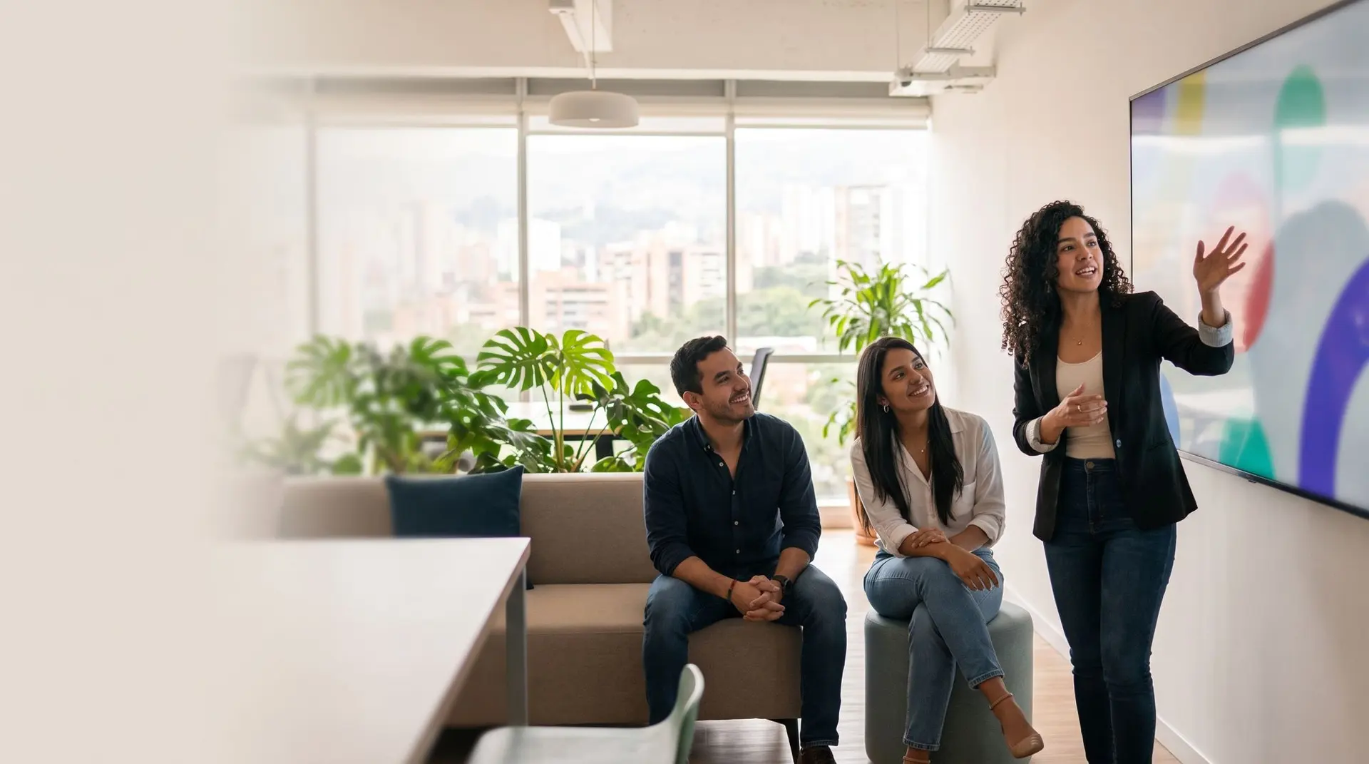 Equipo de performance revisando resultados de campañas en una pantalla en Medellín